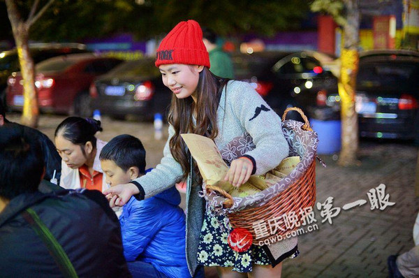 板栗妹妹成为好吃街的一道风景。