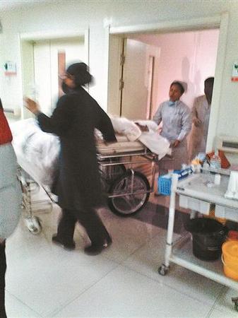 26日晚，一名危重伤员因窒息被紧急抢救