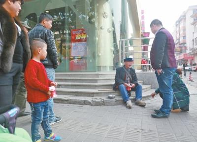 流浪救助人员(右)劝说行乞人员去救助站接受救助  流浪救助人员(右)劝说行乞人员去救助站接受救助