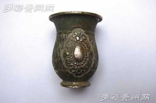 前、背面铸有相同的图案。（图由杨文金提供）