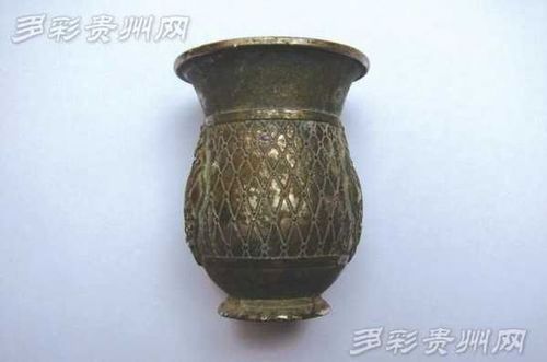 酒杯两侧铸有“耳环花”图案。