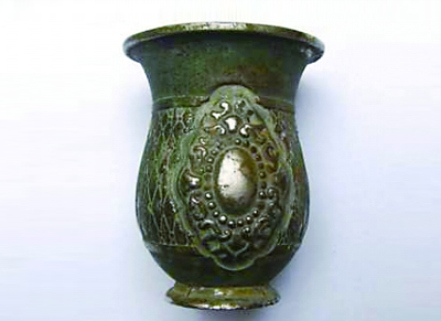 女孩玩泥巴“撬”出青铜杯1 女孩玩泥巴“撬”出青铜杯1