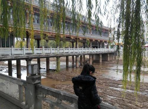 小蔡和小黄从图中的濯缨桥跳了下去。