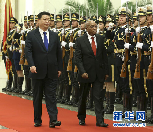 12月4日，国家主席习近平在北京人民大会堂同南非总统祖马举行会谈。这是会谈前，习近平为祖马举行欢迎仪式。 新华社记者庞兴雷摄