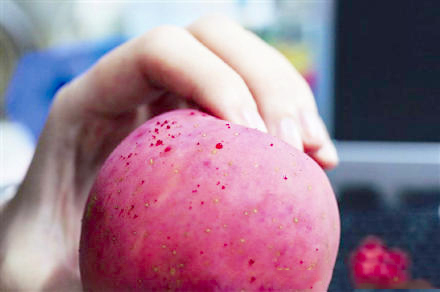 女士热水洗苹果后渗出“血滴”3 女士热水洗苹果后渗出“血滴”3