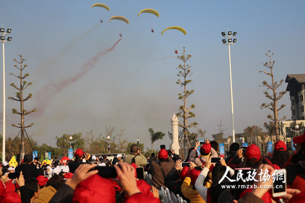 开幕式现场滑翔伞表演_副本