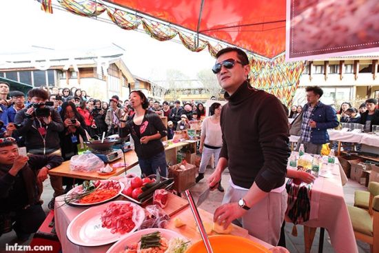 李亚鹏每次露面都能引来围观 李亚鹏每次露面都能引来围观