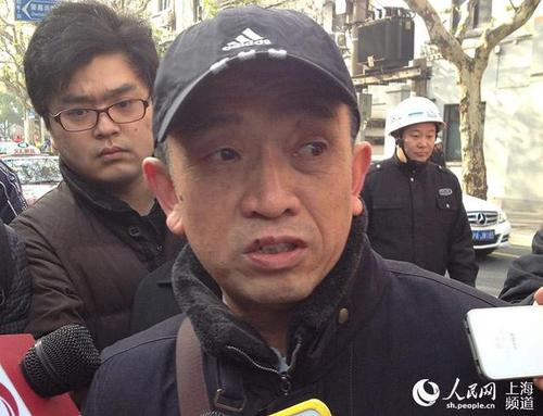 黄洋父亲在回答记者问题时，表示“相信法律”。