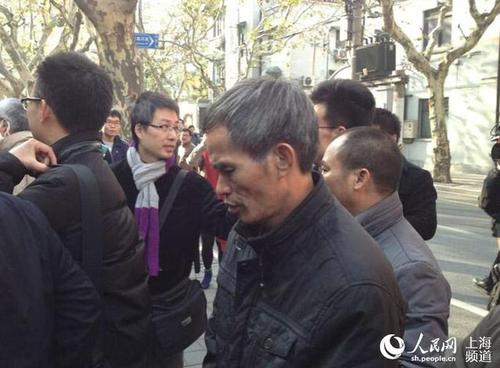 林森浩父亲面对记者采访保持沉默。