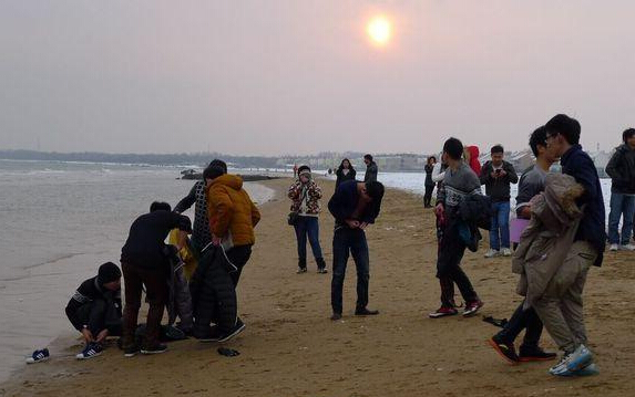 秦皇岛18名大学生手挽手海中救人6 - 副本 秦皇岛18名大学生手挽手海中救人6 - 副本