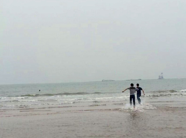 秦皇岛18名大学生手挽手海中救人4 秦皇岛18名大学生手挽手海中救人4