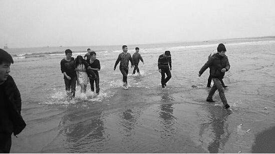 秦皇岛18名大学生手挽手海中救人7 - 副本 秦皇岛18名大学生手挽手海中救人7 - 副本