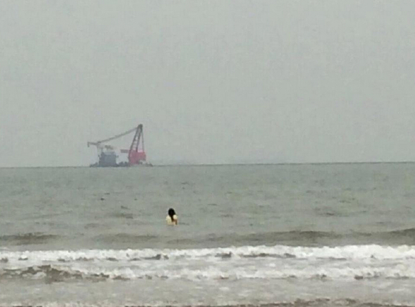 秦皇岛18名大学生手挽手海中救人3 秦皇岛18名大学生手挽手海中救人3