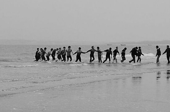 秦皇岛18名大学生手挽手海中救人8 - 副本 秦皇岛18名大学生手挽手海中救人8 - 副本