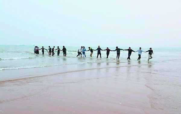 秦皇岛18名大学生手挽手海中救人2 秦皇岛18名大学生手挽手海中救人2