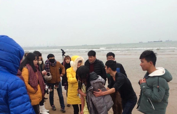 秦皇岛18名大学生手挽手海中救人5 - 副本 秦皇岛18名大学生手挽手海中救人5 - 副本