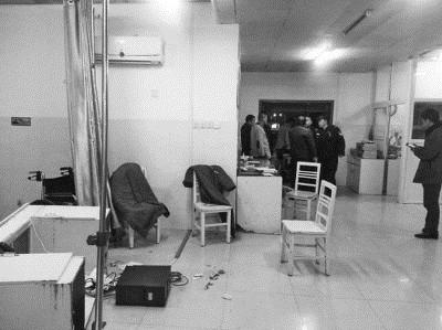 患者正在受救治家属持刀立一旁 患者正在受救治家属持刀立一旁