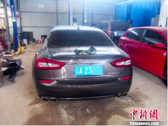 玛莎拉蒂撞断价值32万紫薇逃逸4 玛莎拉蒂撞断价值32万紫薇逃逸4