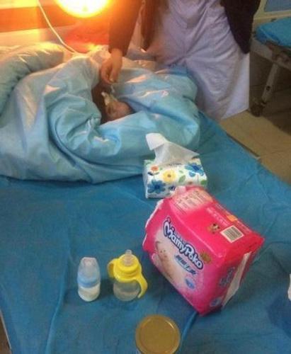 陕西榆林一新生女婴被弃粪坑 消防员徒手捞出