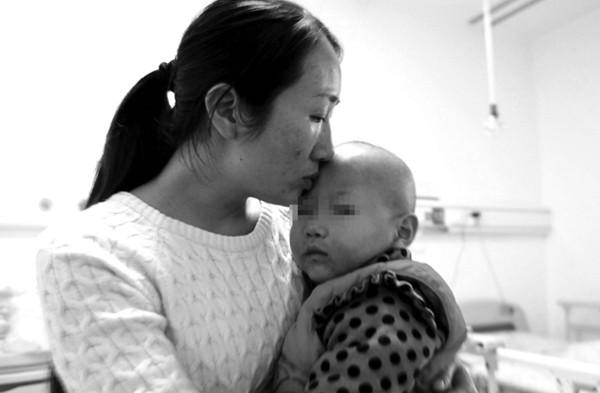 单亲妈妈“求卖自己”为女治病 单亲妈妈“求卖自己”为女治病