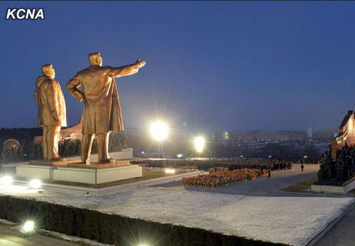 17日凌晨，朝鲜民众前往平壤万寿台悼念金正日。2