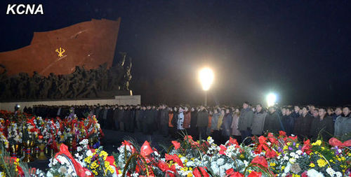 17日凌晨，朝鲜民众前往平壤万寿台悼念金正日。3