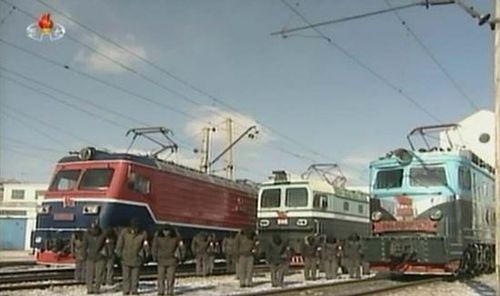 17日中午，朝鲜全国民众默哀三分钟。