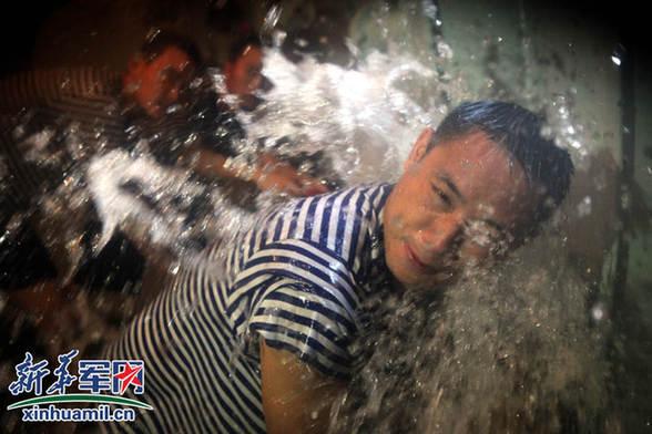 损管堵漏训练 周演成摄 损管堵漏训练 周演成摄