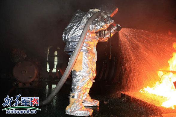 封舱灭火训练 周演成摄 封舱灭火训练 周演成摄