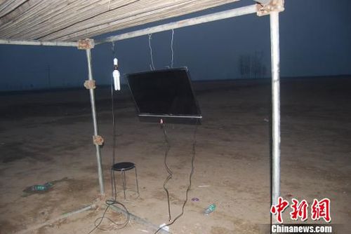 图为赌博过程中实况转播的电视。　警方供图