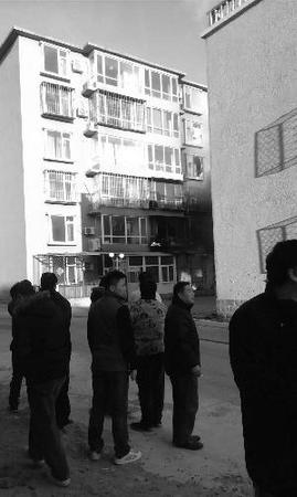 　小图：2楼被殃及，窗户掉下?！　〈笸迹郝ツ谧』艿皆褐?，焦急观望。