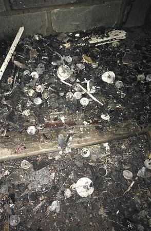 爆炸现场散落着很多直径约5厘米的银色金属圆盖，圆盖上衔接着线状物。