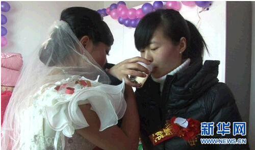 妹妹替哥拜堂当新郎 妹妹替哥拜堂当新郎