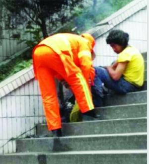 叶女士为流浪汉换新鞋子(网友供图) 叶女士为流浪汉换新鞋子(网友供图)