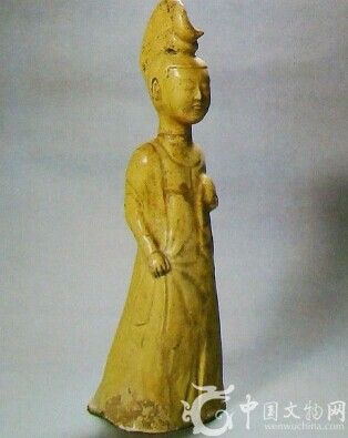 黄釉陶刀髻女俑，唐代，高39厘米，1931年河南省洛阳出土。   