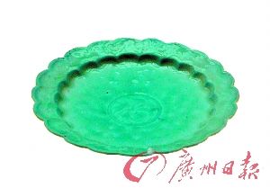 景德镇窑青白釉印花葵口碟。