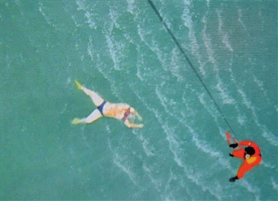 30日，印尼庞卡兰布翁附近海域，搜救人员发现一具未着救生衣的乘客遗体。