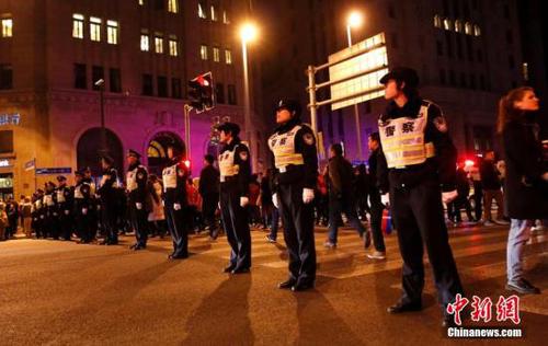 2015年1月1日晚，上海警方加强外滩安保工作。2014年12月31日晚23时35分许，上海外滩陈毅广场发生拥挤踩踏事故，截止目前，致36人死亡，47人受伤。汤彦俊 摄