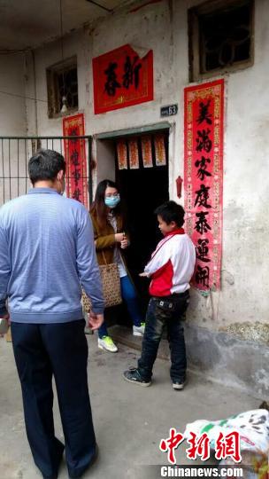 莫小勇接受记者采访 黄启亮 摄 莫小勇接受记者采访 黄启亮 摄