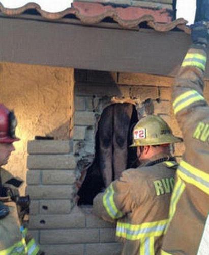 消防员经过2个小时努力，才将这名女子从烟囱中救出来。