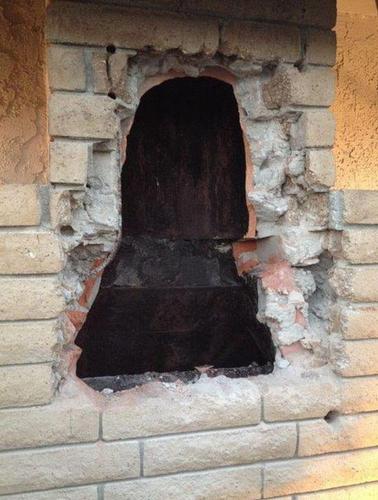 消防员被迫在赫尔南德兹家中的墙壁上凿洞，将裸身女子救出。