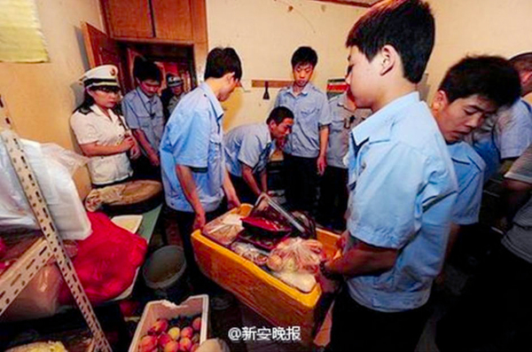 直击郑州“黑盒饭”制作现场6