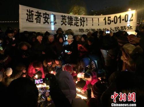 哈尔滨市民自发哀悼牺牲战士 现场高喊:英雄走好 魏来 摄 哈尔滨市民自发哀悼牺牲战士 现场高喊:英雄走好 魏来 摄