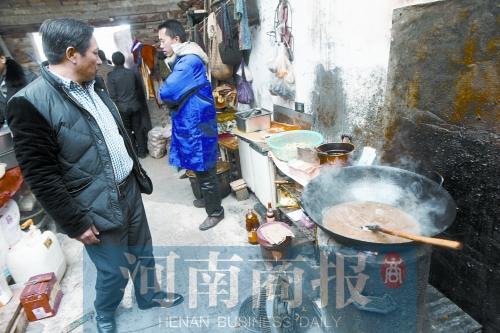 执法人员查处“黑盒饭”生产点 执法人员查处“黑盒饭”生产点