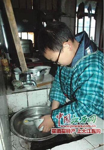 父亲患病后，小熠总是抢着做家务