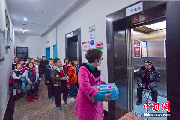 昆明一大厦电梯收费-小学生爬20楼吃饭累到哭4 昆明一大厦电梯收费-小学生爬20楼吃饭累到哭4