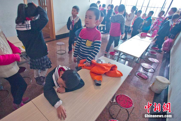 昆明一大厦电梯收费-小学生爬20楼吃饭累到哭2 昆明一大厦电梯收费-小学生爬20楼吃饭累到哭2