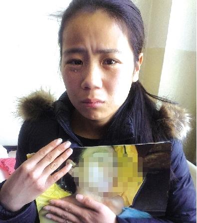 王倩怀抱母亲周秀云的遗像泣不成声 王倩怀抱母亲周秀云的遗像泣不成声