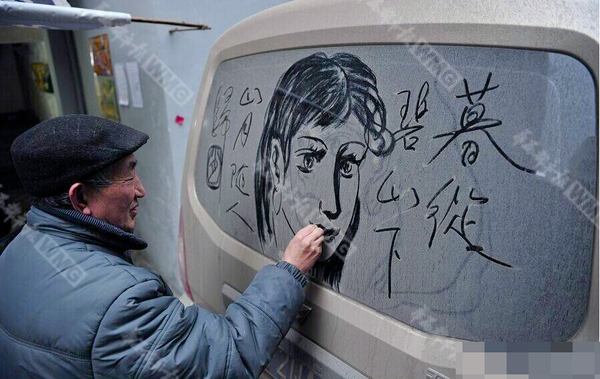 成都退休教师车窗上手绘仕女图走红网络6