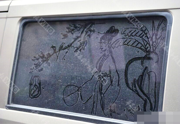 成都退休教师车窗上手绘仕女图走红网络4